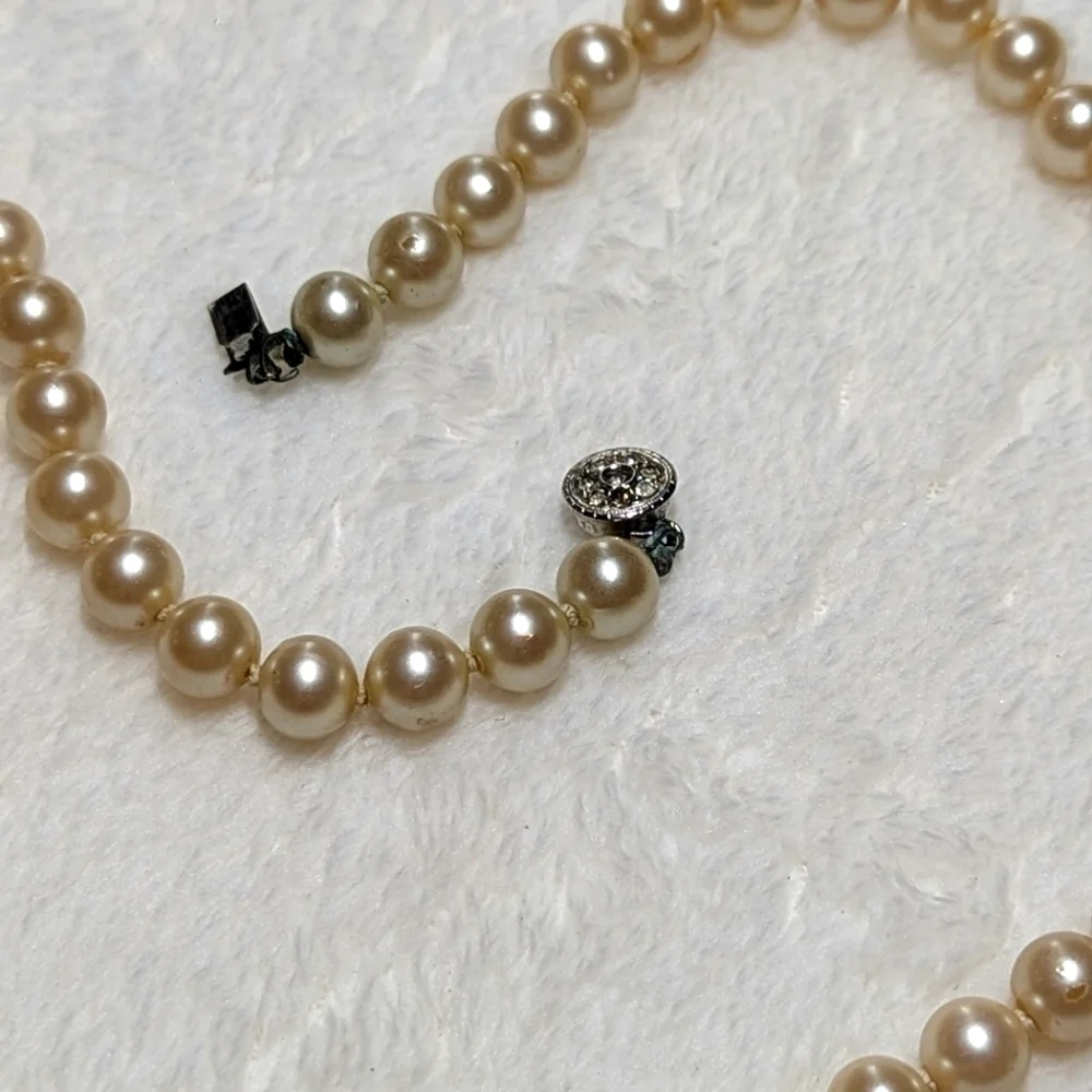 Elegant Vintage Creamy FauxPearl Necklace With Rhinestone Clasp - Picture 7 of 7